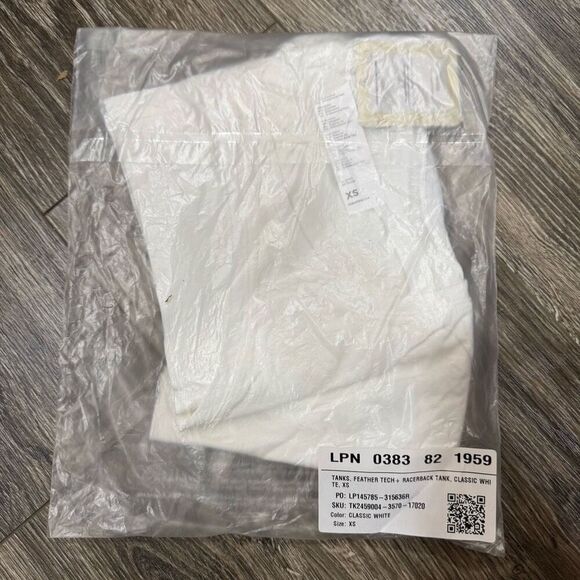 New Fabletics FEATHER TECH + RACERBACK TANK in Classic White - Picture 2 of 6